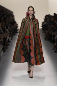 Cappotti-2015-collezione-autunno-inverno-modello-cappa-con-cappuccio-Valentino
